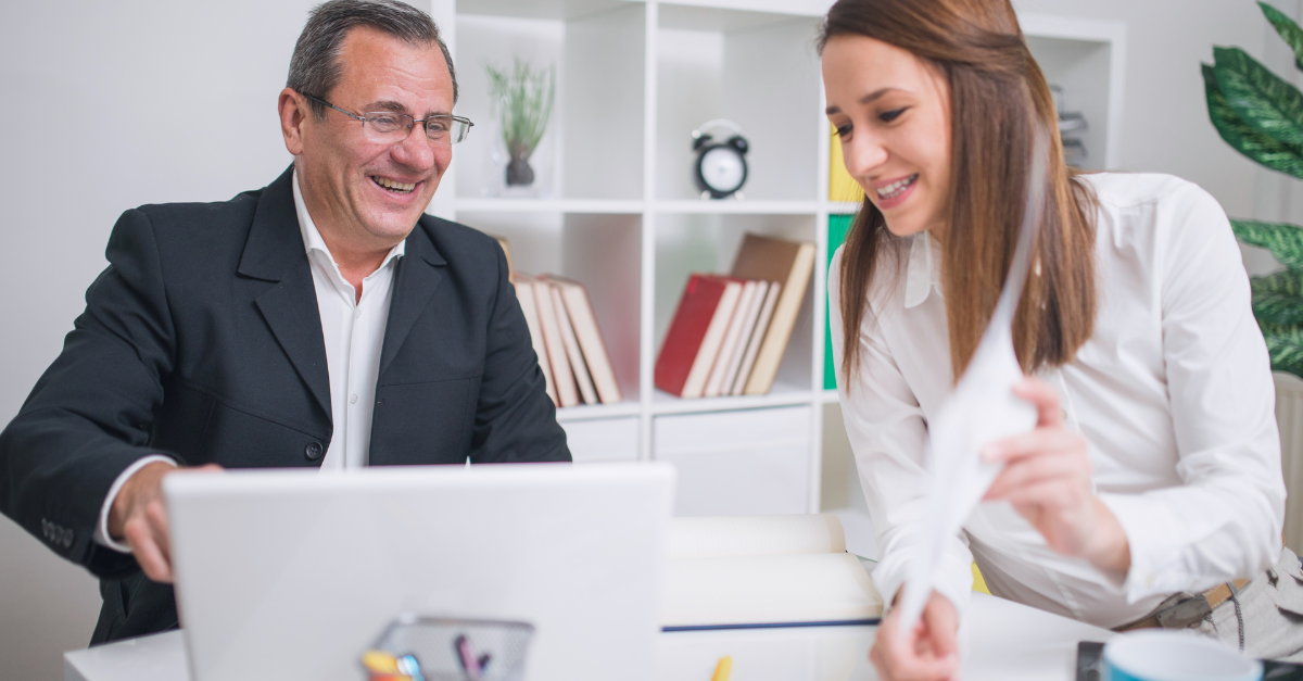 Man en vrouw achter bureau.png